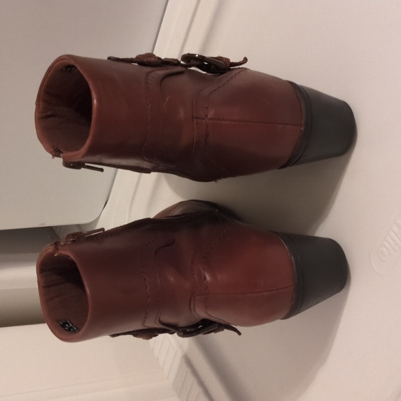 Leather Ankle Boots Clark's 9M. In Excellent Condition. - Picture 2 of 4